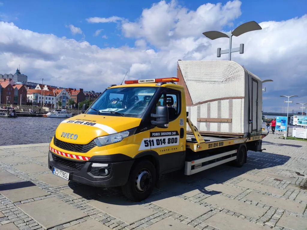 Laweta w Szczecinie, transport dużego kosza plażowego