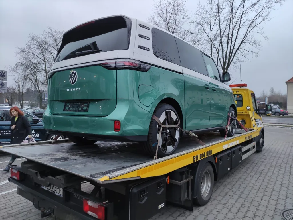 Laweta w Szczecinie, transport samochodu elektrycznego VW ID Buzz
